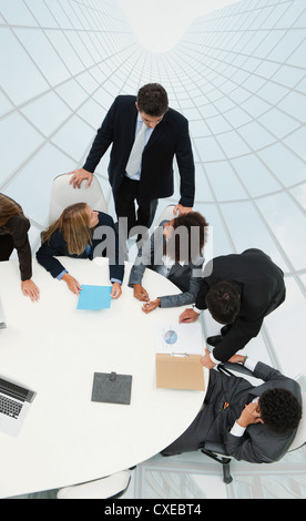 Soci di affari in riunione sulla sommità del grattacielo di sovrapposizione immagine Foto Stock