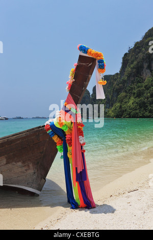 Il nativo di barca decorata con nastri di seta Foto Stock