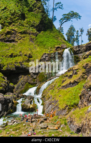 I turisti a nuotare in piscina termale e cascate sul Monte Rinjani cratere del vulcano, Lombok, Indonesia, Asia sud-orientale, Asia Foto Stock