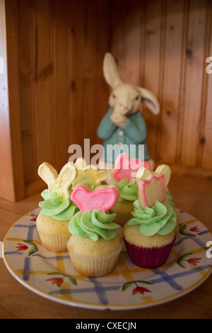 Il coniglietto di pasqua veglia sulle tortine. Foto Stock