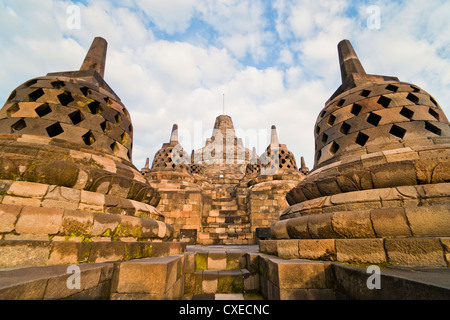 Stupa di Borobudur in inizio di mattina di sole, Tempio di Borobudur, Sito Patrimonio Mondiale dell'UNESCO, Giava centrale, Indonesia, sud-est asiatico Foto Stock