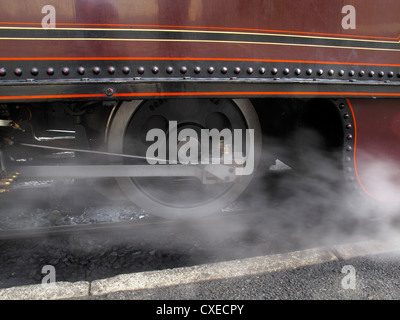 Abbigliamento per il running di 'Merddin Emrys' locomotiva a vapore sul Blaenau Ffestiniog railway, Gwynedd, Galles Foto Stock