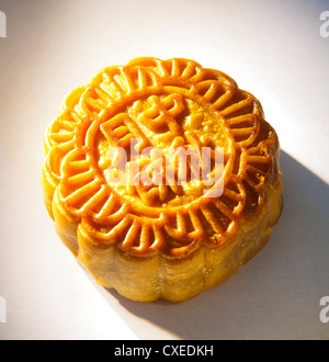 Un tradizionale Cinese al forno torta della luna mangiato durante il Mid-Autumn Festival Foto Stock