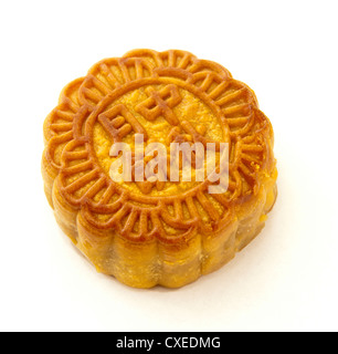 Un tradizionale Cinese al forno torta della luna mangiato durante il Mid-Autumn Festival Foto Stock