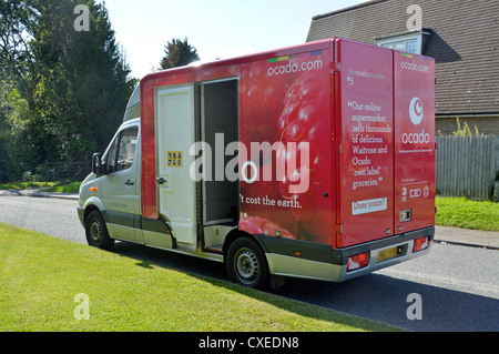 Ocado groceries home delivery van parcheggiato nella tornitura residenziale mentre driver apporta le consegne alla vicina casa di Brentwood Essex England Regno Unito Foto Stock