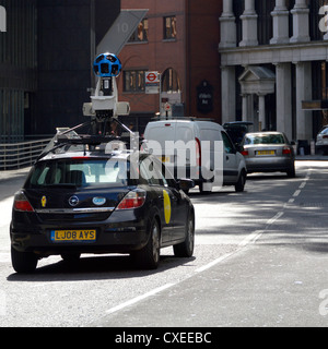 Macchina Google e macchina fotografica da primo piano fissata sul tetto del veicolo per filmare immagini della mappa di un pegman che guidano Fetter Lane City di Londra Inghilterra Regno Unito Foto Stock