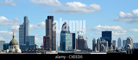 Giornata di sole nel cielo blu negli edifici dello skyline della città di Londra, tra cui la Torre Old Bailey Heron 42 Gherkin Lloyds con Canary Wharf, Inghilterra lontana Regno Unito Foto Stock