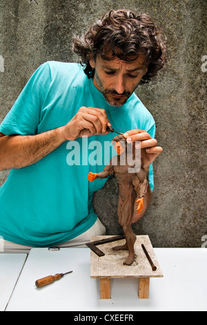 Opere dello scultore su una figurina umana Foto Stock