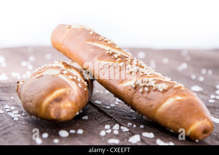 Salatini freschi su sfondo di legno Foto Stock