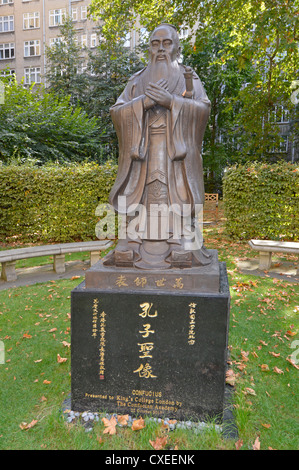 Statua di Confucio in giardini al di fuori della Libreria Maughan al Kings College di Londra Inghilterra REGNO UNITO Foto Stock