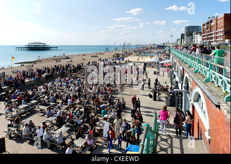 Persone rilassante sul lungomare di Brighton. Foto Stock