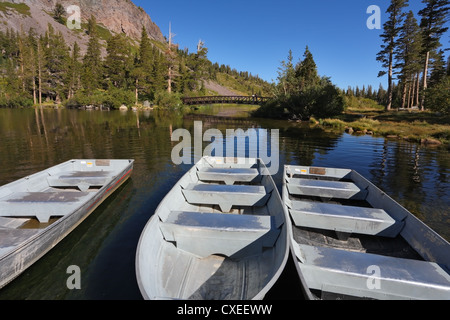 Le piccole barche bianco su un tranquillo lago Foto Stock