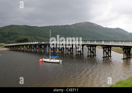 In legno antico ponte a pedaggio su Mawddach Estuary Penmaenpool vicino a Dolgellau Galles Cymru REGNO UNITO GB Foto Stock