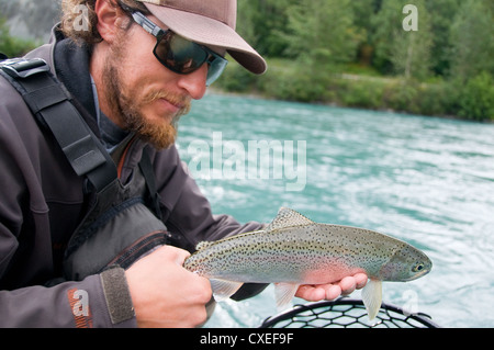 Il Kenai River offre una grande pesca per rainbow e il dolly varden trota, salmerino alpino e il Salmone Sockeye nel bellissimo ambiente Foto Stock