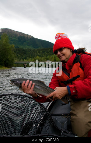 Il Kenai River offre una grande pesca per rainbow e il dolly varden trota, salmerino alpino e il Salmone Sockeye nel bellissimo ambiente Foto Stock