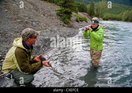 Il Kenai River offre una grande pesca per rainbow e il dolly varden trota, salmerino alpino e il Salmone Sockeye nel bellissimo ambiente Foto Stock