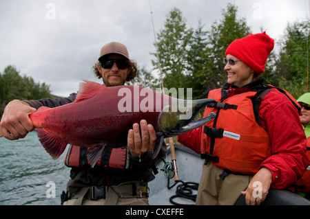 Il Kenai River offre una grande pesca per rainbow e il dolly varden trota, salmerino alpino e il Salmone Sockeye nel bellissimo ambiente Foto Stock