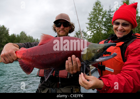 Il Kenai River offre una grande pesca per rainbow e il dolly varden trote e Salmone Sockeye nei bellissimi dintorni. Foto Stock