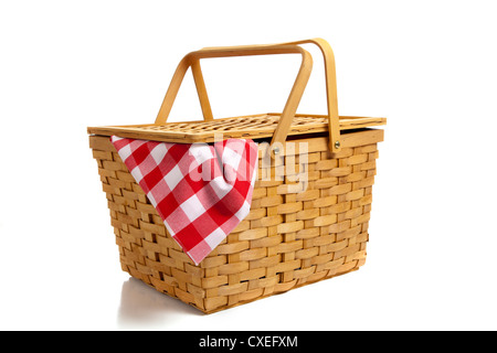 Un picnic in vimini cesto con un rosso Gingham panno sullo sfondo bianco Foto Stock