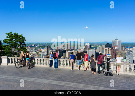 Vista della città dalla Kondiaronk scenic lookout a Chalet du Mont Real, Parc du Mont Royal (Mount Royal Park), Montreal, Canada Foto Stock