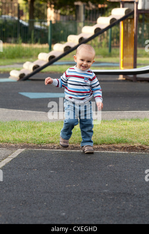 Carino baby boy sul parco giochi Foto Stock