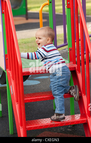 Carino baby boy sul parco giochi Foto Stock