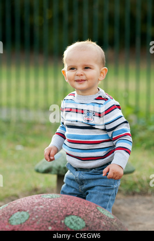 Carino baby boy sul parco giochi Foto Stock