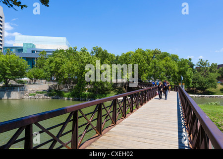Il Footbridge in Gene Leahy Mall (noto anche come Central Park), Omaha, Nebraska, STATI UNITI D'AMERICA Foto Stock