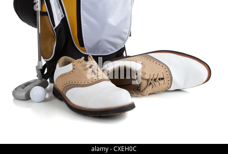 Una coppia di placchette di golf, putter, borsa e pallina da golf su uno sfondo bianco Foto Stock