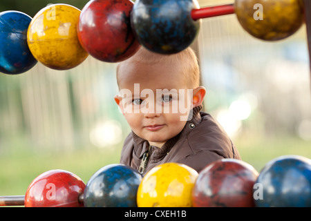 Carino baby boy sul parco giochi Foto Stock