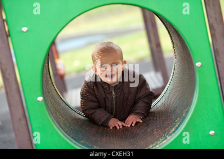 Carino baby boy sul parco giochi Foto Stock