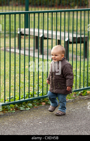 Bel bimbo a giocare nel parco giochi Foto Stock