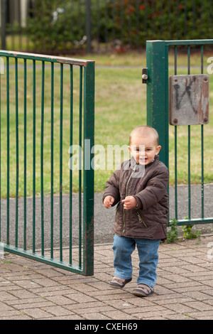 Bel bimbo a giocare nel parco giochi Foto Stock