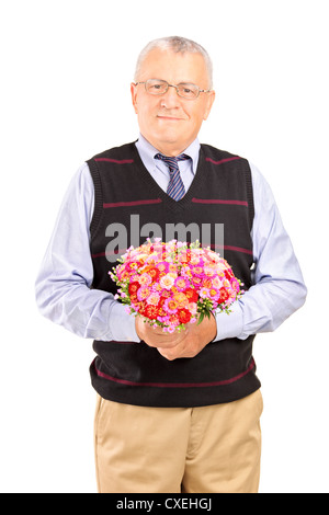 Un maturo gentleman holding bouquet di fiori isolati su sfondo bianco Foto Stock