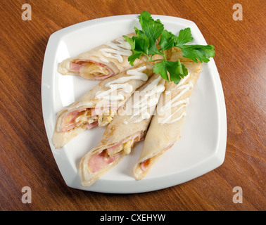 Laminati frittelle ripiene di prosciutto e formaggio. Foto Stock