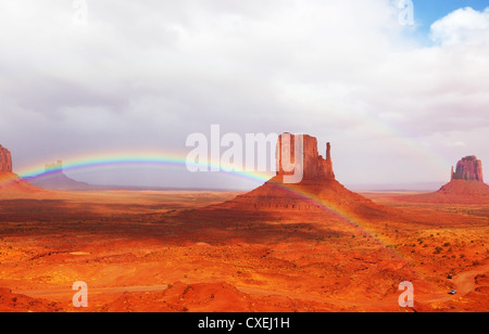 Magnifico arcobaleno nella Valle dei monumenti Foto Stock