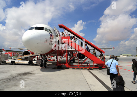 Air Asia Airbus aereo jet su asfalto al LCCT airport in Malaysia. Foto Stock