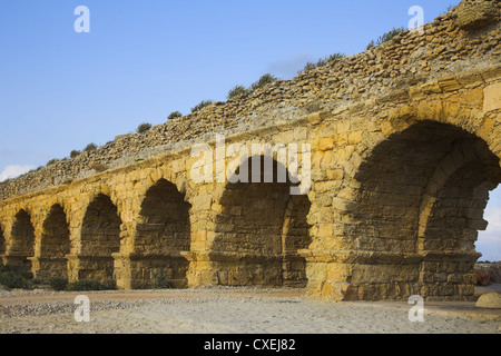 L acquedotto di epoca romana a costa del Mar Mediterraneo in Israele Foto Stock