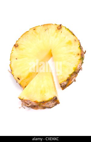 Ananas a fette su sfondo bianco Foto Stock