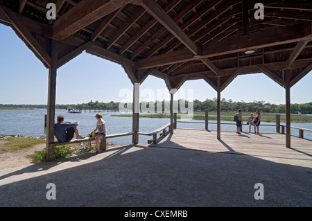 Dock di cotone casa usata per la piantagione di movimentazione merci su chiatte per mercato-- Boone Hall Plantation vicino a Charleston, Carolina del Sud. Foto Stock