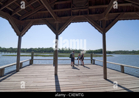 Dock di cotone casa usata per la piantagione di movimentazione merci su chiatte per mercato-- Boone Hall Plantation vicino a Charleston, Carolina del Sud. Foto Stock