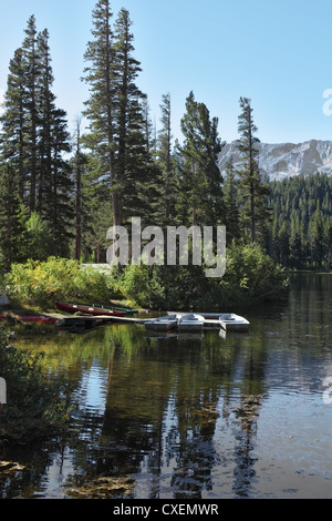 Piccole barche sul lago Mammoth Foto Stock