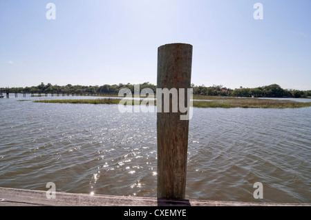 Dock di cotone casa usata per la piantagione di movimentazione merci su chiatte per mercato-- Boone Hall Plantation vicino a Charleston, Carolina del Sud. Foto Stock