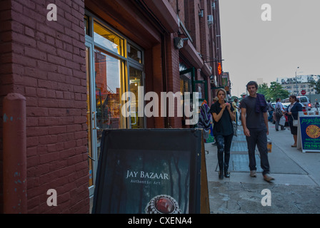 New York, New York, Stati Uniti, Street Scenes, People Walking, area DI DUMBO, Brooklyn, gentrificazione delle aree cittadine negli edifici newyorkesi degli Stati Uniti Foto Stock