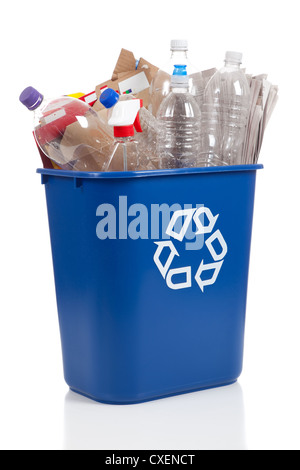 Un riciclo blu può con del cartone e bottiglie di plastica su sfondo bianco Foto Stock