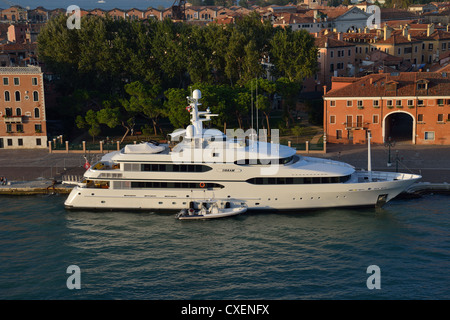 Vista di yacht di lusso sul Canal Grande dalla nave da crociera, Venezia, Provincia di Venezia, regione Veneto, Italia Foto Stock