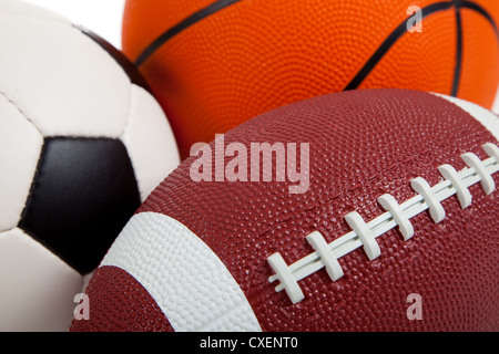 Assortimento di palle sportive o apparecchiatura includente una pallacanestro, calcio, e football americano Foto Stock