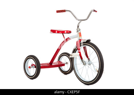Rosso triciclo vintage su sfondo bianco Foto Stock