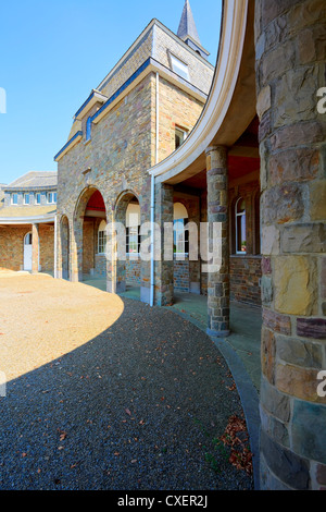 Una facciata e un ingresso esterno con colonne in pietra, Banneux, Belgio. Piccolo posto Banneux è un popolare pilgrimge Cattolica Foto Stock