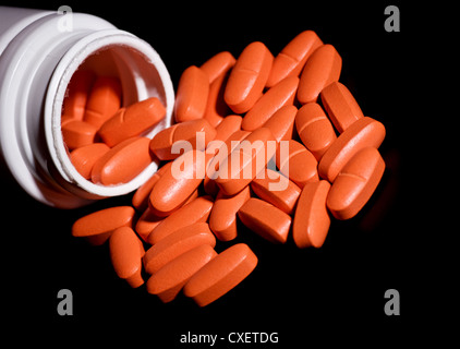 Pills fuoriuscita dalla bottiglia Foto Stock